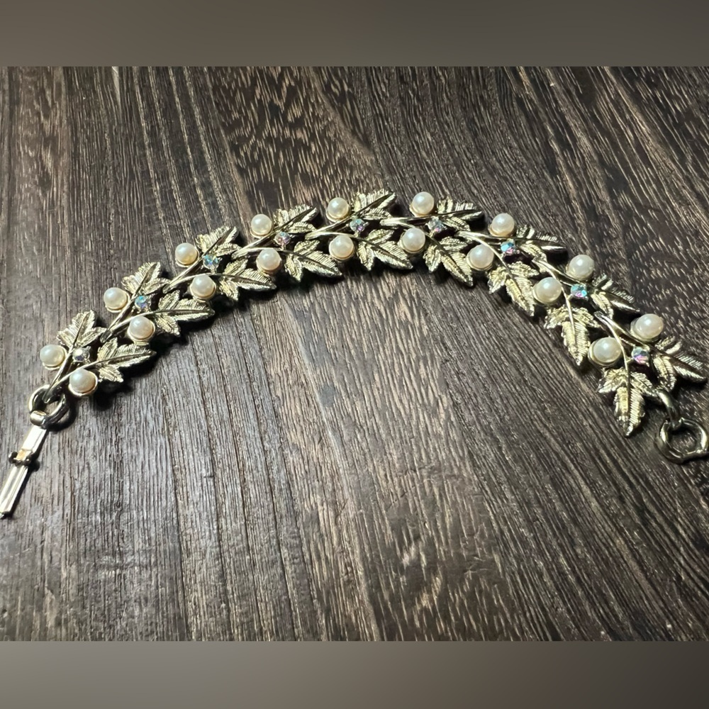 Beautiful Vintage Gold Tone Faux Pearl & Rhinestone Bracelet 6 3/4” B9